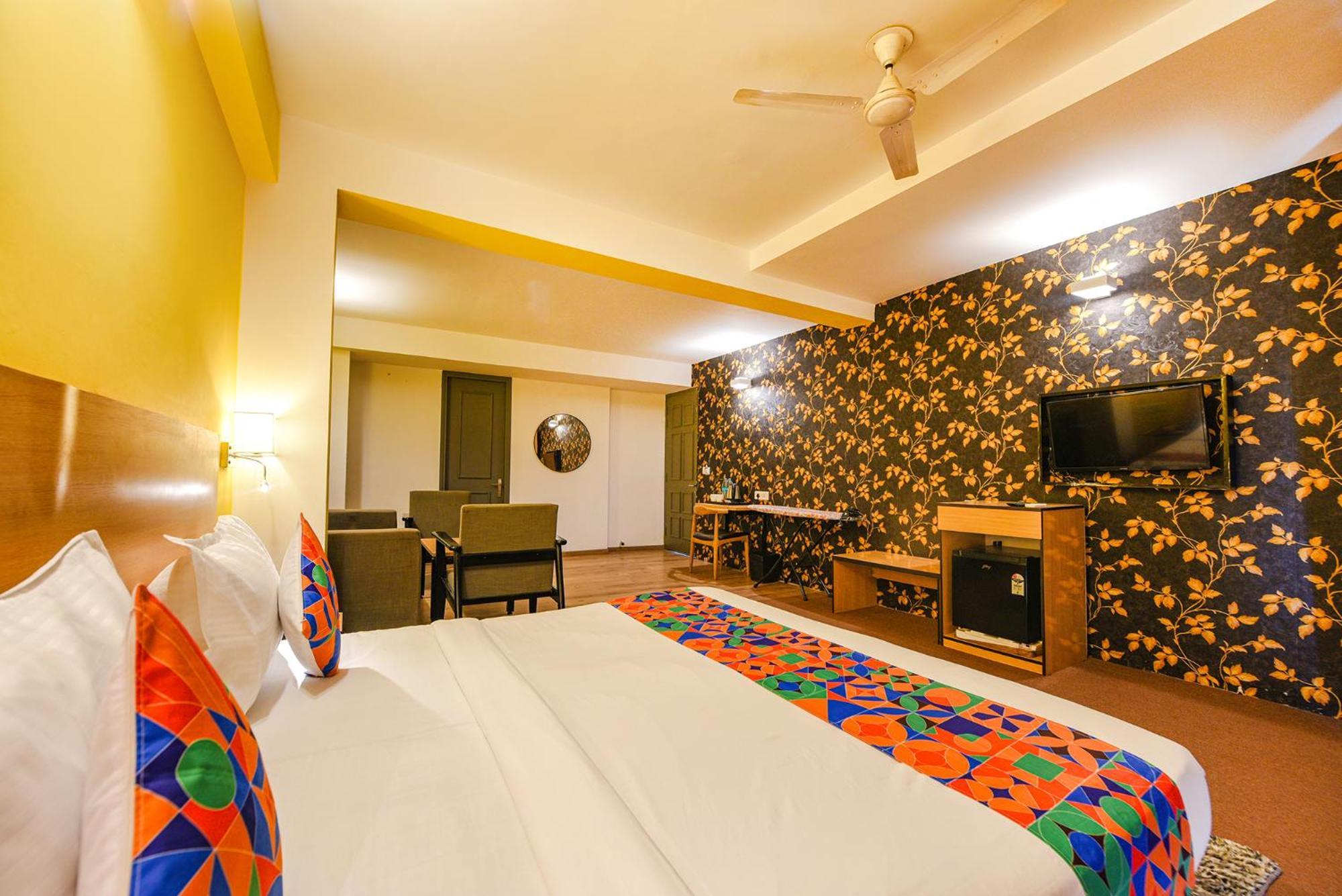 Fabhotel Old Meple Leaf คูร์เคาน์ ภายนอก รูปภาพ